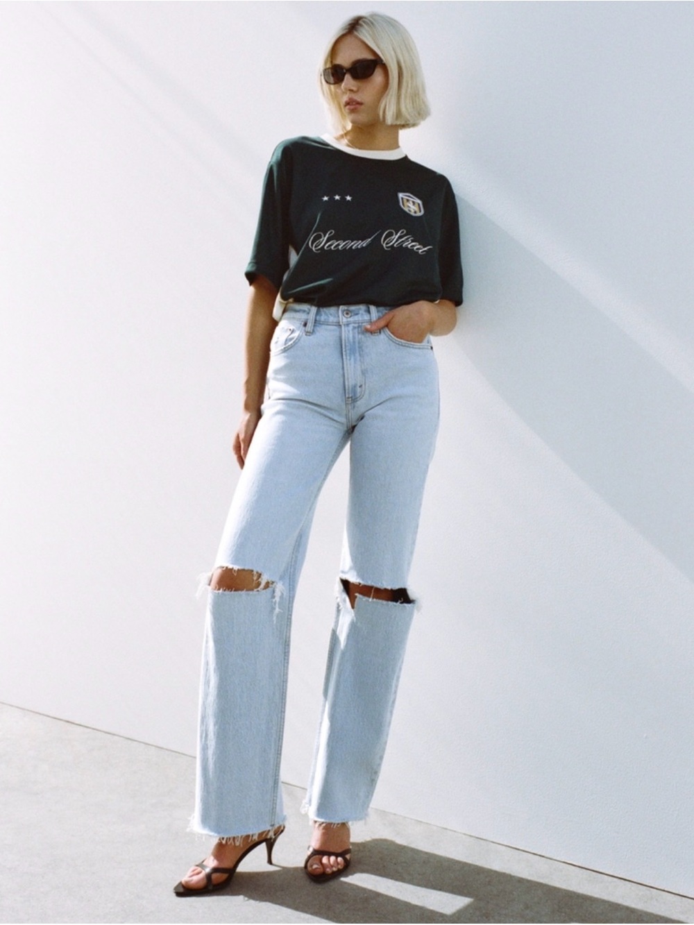 Abercrombie High Rise 90s Relaxed Jeans in Knee Rip - Picture 4 of 8